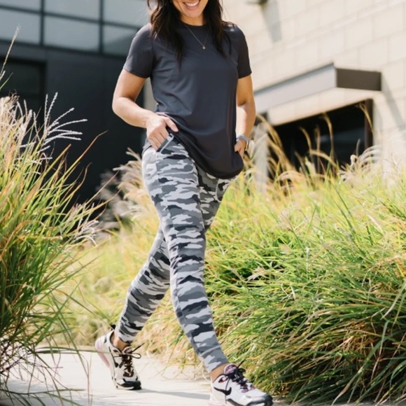 Zyia Active Gray Camo Unwind Jogger 